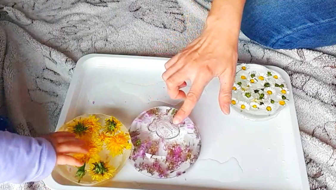 Activité avec des glaçons et des fleurs