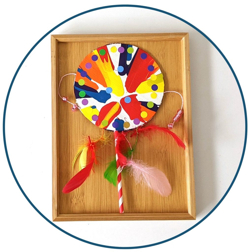   Instrument de musique, tambourin, thème indien,  carton, recyclage, activité enfants, bricolage enfants, DIY enfants, essoreuse à salade,  peinture, loisirs créatifs, ateliers créatifs, bricolage, activité enfant. Activité, Collage, maman créative, activité manuelle, motricité fine, esprit indien, gommettes, plumes, paille 