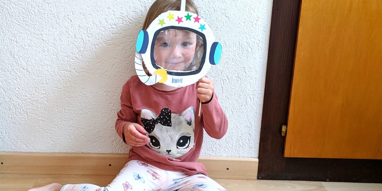 Un Petit Enfant S'imagine Être Un Astronaute Dans Un Casque D